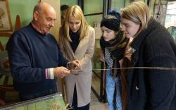 Rotterdamse studenten op bezoek in vlasmuseum